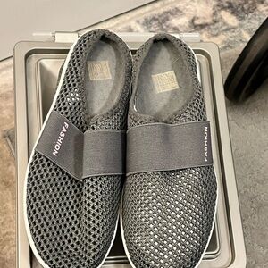 𝓖𝓻𝓪𝔂 𝓦𝓸𝓶𝓮𝓷'𝓢 𝓼𝓛𝓲𝓹-𝓞𝓷 𝓜𝓾𝓛𝓮𝓢